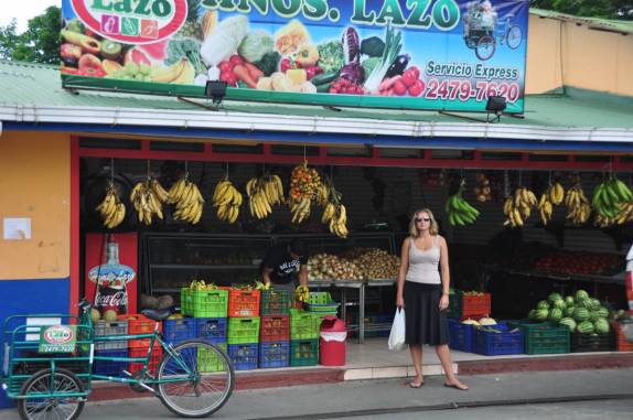 Fazendo compras antes de sair de La Fortuna, região da Laguna Arenal, na Costa Rica
